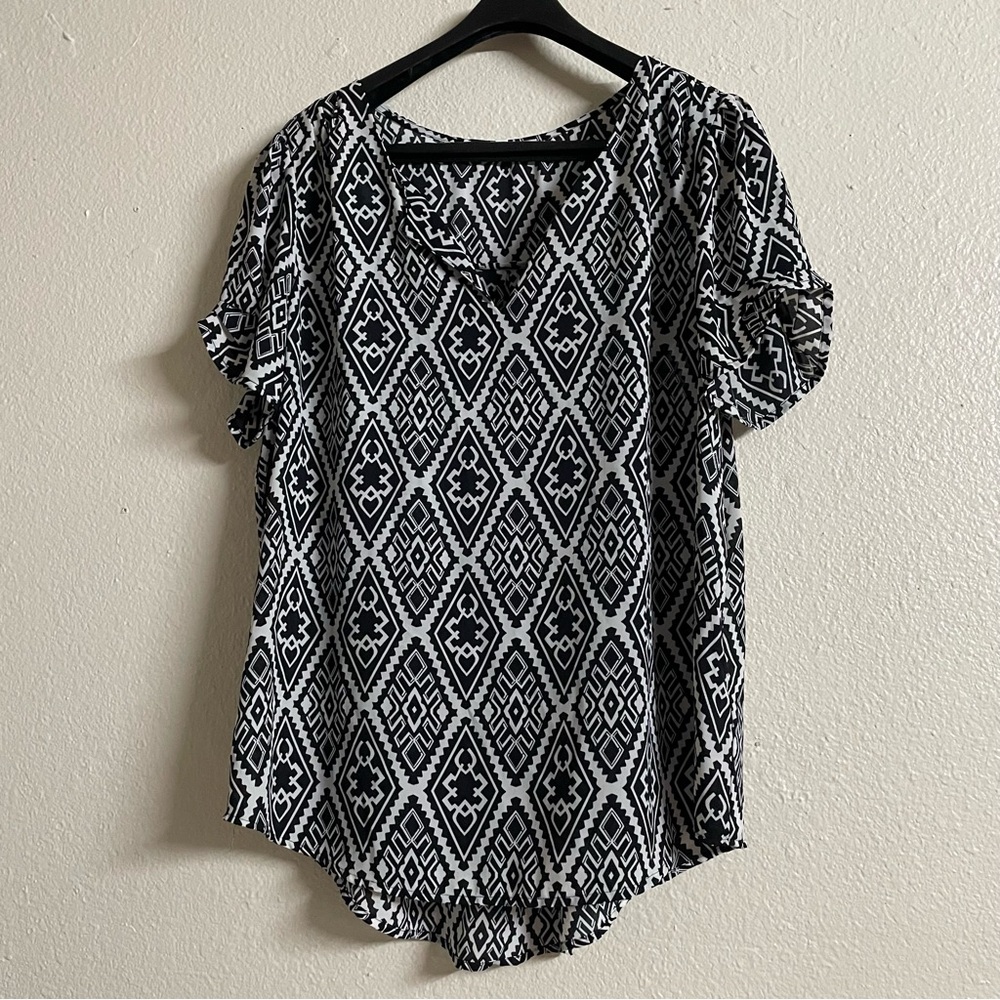 Daniel Rainn Black and White Geometric Top